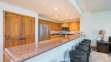 Leilighet, 2 soverom | Eget kjøkken | Kjøleskap, ovn, kaffetrakter/tekoker og brødrister