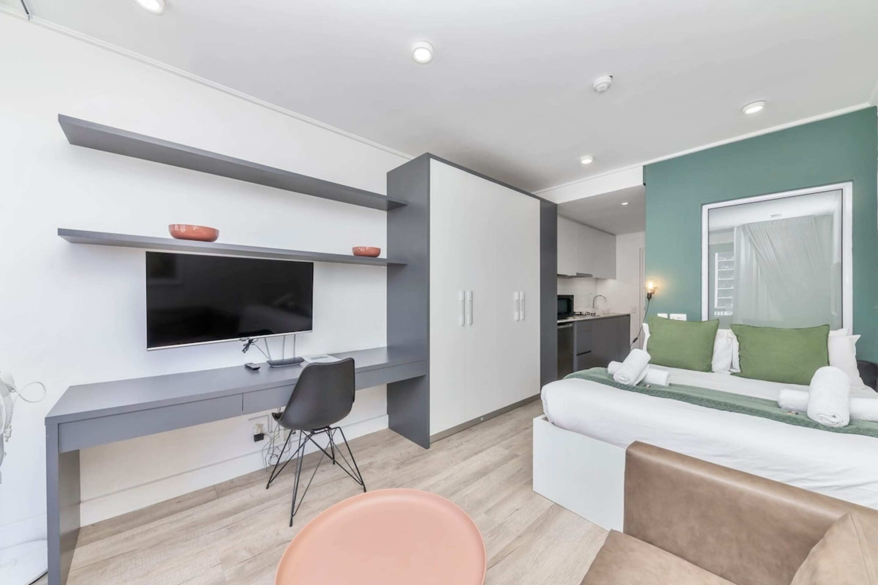 Basic-lejlighed - 1 queensize-seng | Strygejern/strygebræt, sengetøj