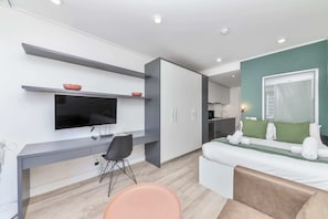 Basic Apartment, 1 Queen Bed - Stunning Studio Apartment With Balcony, Woodstock! (Cape Town)
