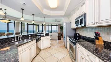 Refrigerador, horno, cafetera/tetera