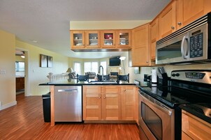 Condo, 2 Bedrooms | Private kitchen | Fridge, oven, coffee/tea maker, toaster