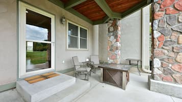 Condo, 2 Bedrooms | Property grounds