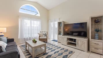 Villa, 4 habitaciones | Área de sala de estar | Smart TV