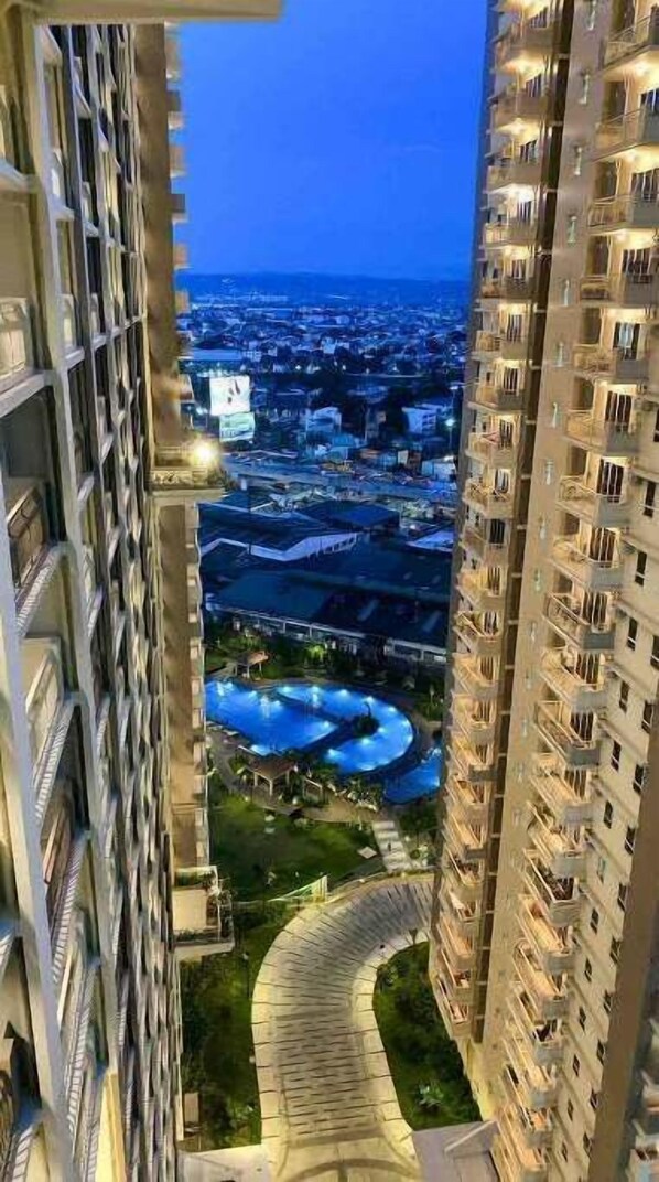 Pool - 40SQM 1BR Staycation near BGC Wi-fi + FREE Parking (Pasig)