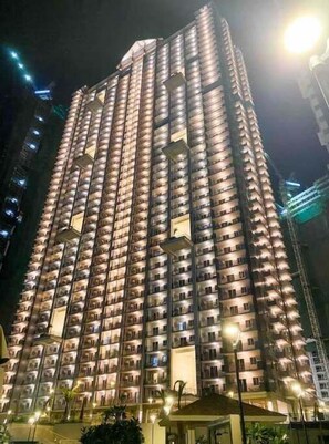 Exterior - 40SQM 1BR Staycation near BGC Wi-fi + FREE Parking (Pasig)