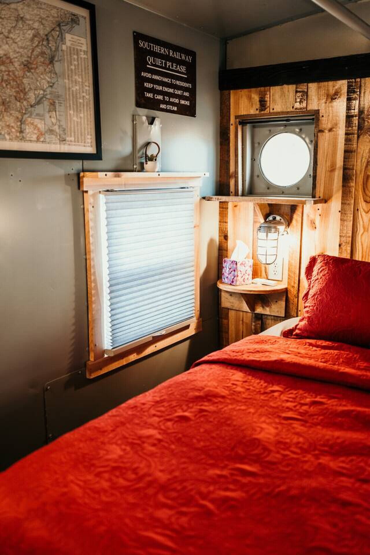 Skrivebord, wi-fi (inkludert) og sengetøy