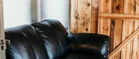 Smart-TV, Kamin, Bücher