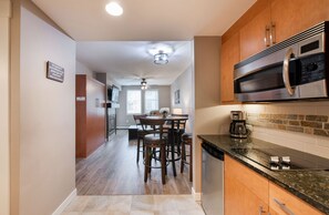 Condo, 1 habitación | Cocina privada | Cafetera y tetera y tostadora 