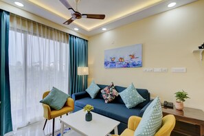 Smart TV - 5 mins to GOI airport! Family sized Apt with deck. Access to Pool, Sauna & more. (Dabolim)