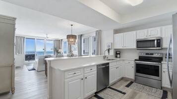 Condo, 3 Bedrooms | Private kitchen | Fridge, oven, coffee/tea maker, toaster