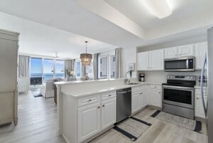 Condo, 3 Bedrooms | Private kitchen | Fridge, oven, coffee/tea maker, toaster