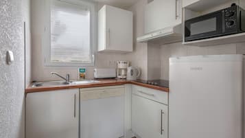 Réfrigérateur, micro-ondes, lave-vaisselle, cafetiÚre/bouilloire