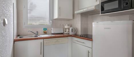 Réfrigérateur, micro-ondes, lave-vaisselle, cafetière/bouilloire