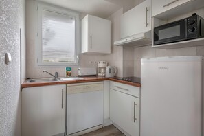 Een koelkast, een magnetron, een vaatwasser