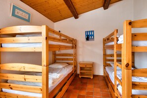 3 habitaciones y tabla de planchar con plancha