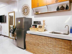 Réfrigérateur, micro-ondes, four, plaque de cuisson