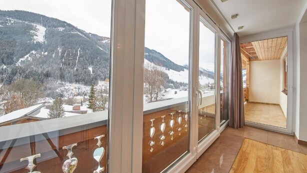 A balcony with a view of snow-covered mountains. - Marys Holiday Penthouse (Saalbach-Hinterglemm)