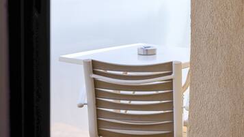 Chambre Triple Standard, vue partielle sur la mer | Terrasse/Patio