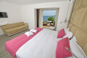 Habitació triple superior, vistes al mar | Minibar, caixa forta a l'habitació i escriptori 