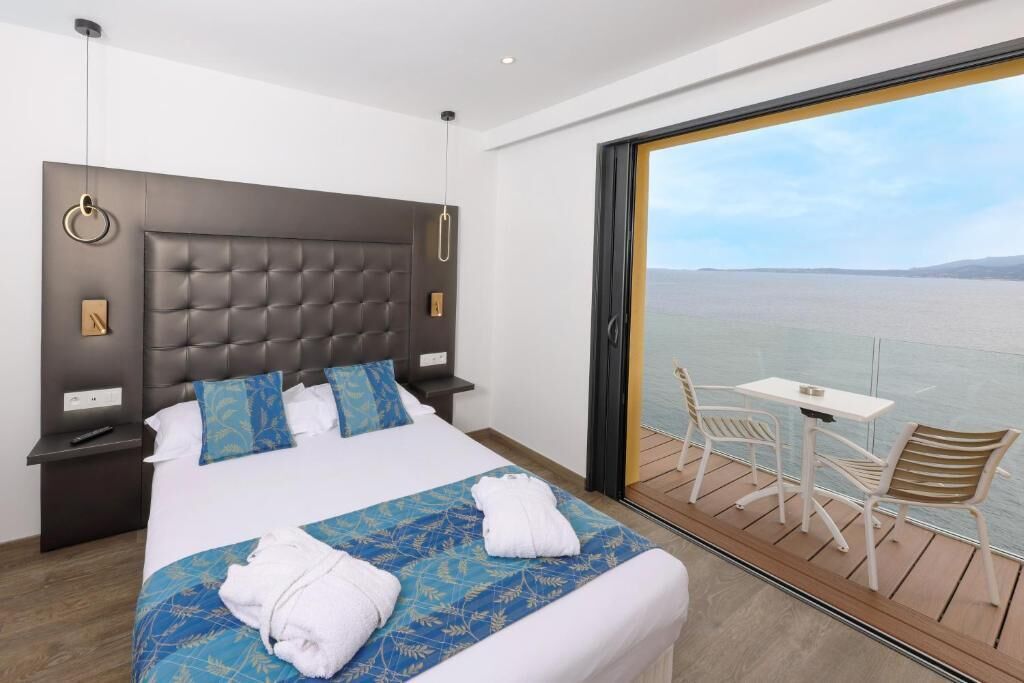 Een minibar, een kluis op de kamer, een bureau, geluiddichte muren