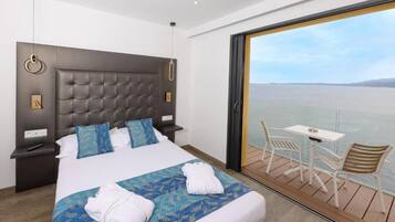 Een minibar, een kluis op de kamer, een bureau, geluiddichte muren