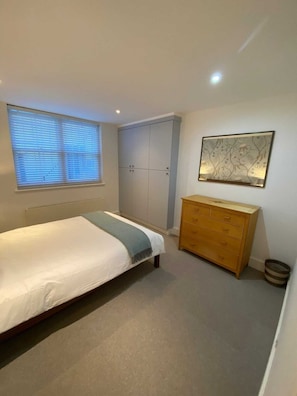 2 bedrooms, iron/ironing board, bed sheets - Contemporary 2BD Flat - 1 Min to Pimlico Station! (London)