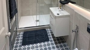 Basic Apartment, Multiple Beds | Bathroom - Contemporary 2BD Flat - 1 Min to Pimlico Station! (London)