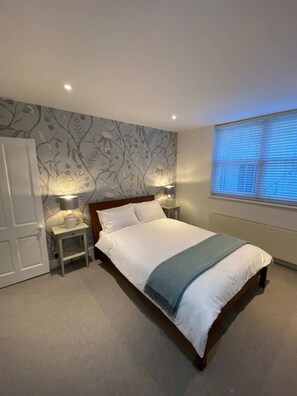 2 bedrooms, iron/ironing board, bed sheets - Contemporary 2BD Flat - 1 Min to Pimlico Station! (London)