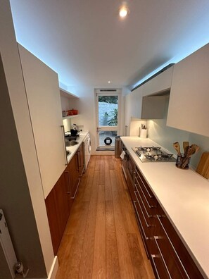 Eenvoudig appartement, Meerdere bedden | Privékeuken | Een koelkast, een microgolfoven, een oven, een kookplaat
