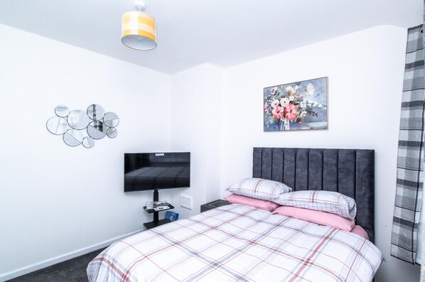 4 عدّة غرف نوم وواي فاي مجانًا وملاءات أسرّة