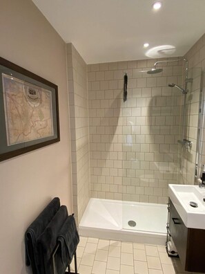 Basic Apartment, Multiple Beds | Bathroom | Shower, hair dryer, towels, soap