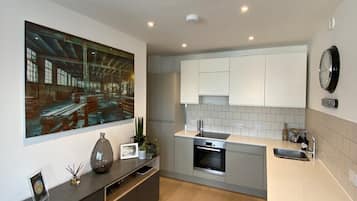 Basic Apartment, Multiple Beds | Private kitchen | Fridge, oven, stovetop, dishwasher