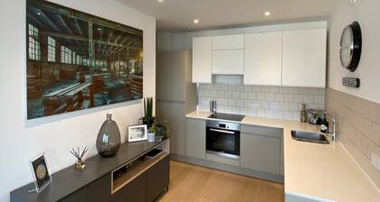 Tasteful 2BD Flat W/open Plan Living - Blackheath!