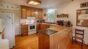 Fridge, oven, stovetop, coffee/tea maker