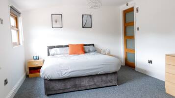 4 bedrooms, iron/ironing board, WiFi, bed sheets