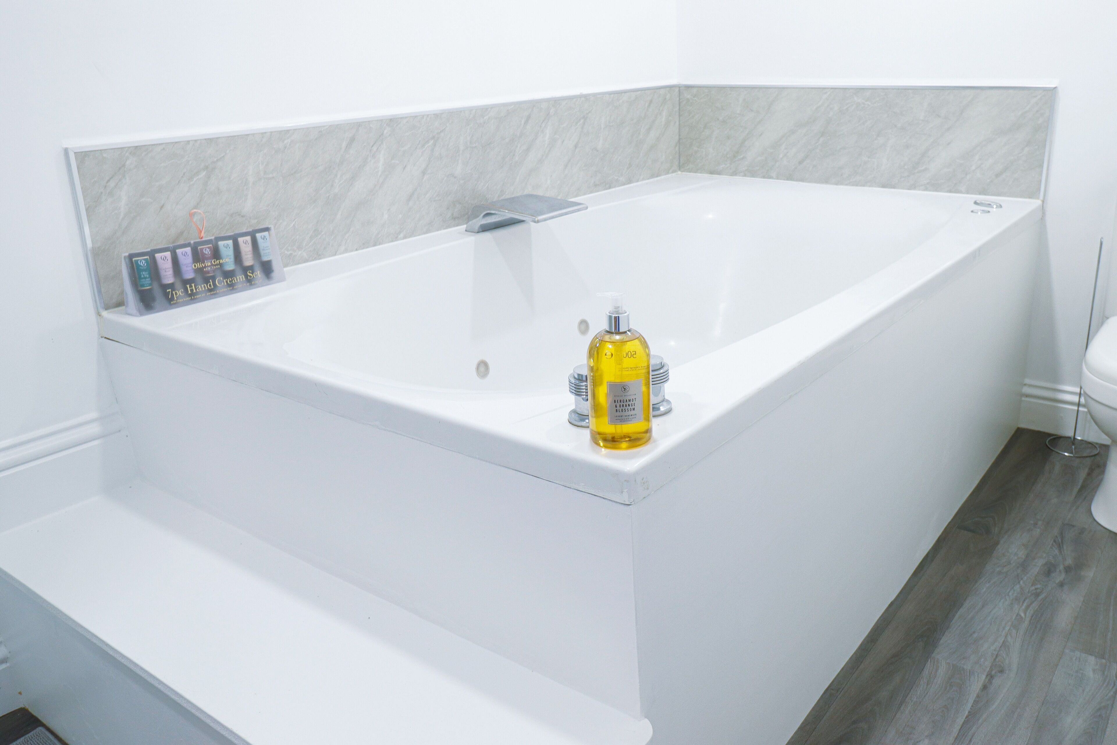 Shower, jetted bath, hair dryer, towels