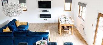 Stunning Lodge with Hot Tub on Private Lake