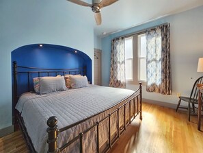 1 bedroom, iron/ironing board, Internet, bed sheets - Downtown Luxury Apartment in Waynesville Experience Elegance and Adventure (Waynesville)