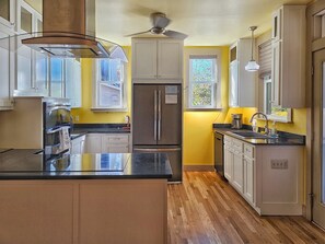 Fridge, microwave, oven, stovetop - Downtown Luxury Apartment in Waynesville Experience Elegance and Adventure (Waynesville)