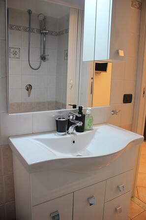 Haartrockner, Handtücher, Seife, Toilettenpapier