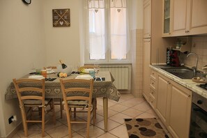 Fridge, microwave, oven, stovetop - Central Holiday House (Anzio)