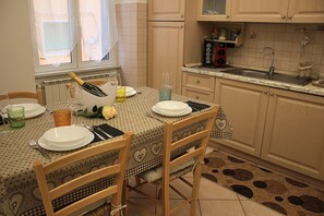 Fridge, microwave, oven, stovetop - Central Holiday House (Anzio)