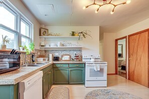 Fridge, microwave, oven, stovetop - Charming Gardiner Home w/ Yard & Sunroom (Gardiner)