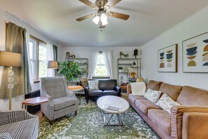 A living room with a ceiling fan, a sofa, a coffee table, a chair, and a floor lamp. - Charming Gardiner Home w/ Yard & Sunroom (Gardiner)