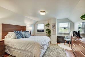 4 bedrooms, desk, iron/ironing board, travel cot - Charming Gardiner Home w/ Yard & Sunroom (Gardiner)