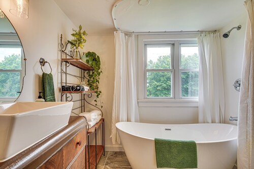 Charming Gardiner Home w/ Yard & Sunroom
