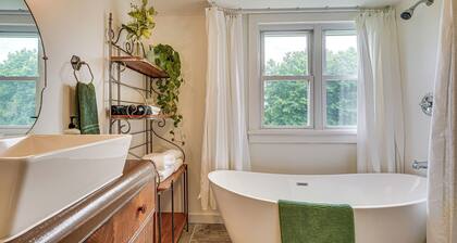 Charming Gardiner Home w/ Yard & Sunroom