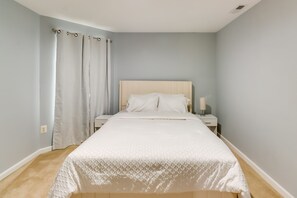 2 bedrooms, iron/ironing board, internet, bed sheets - Pet-Friendly Lanham Getaway w/ Community Pool! (Lanham)