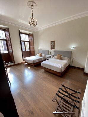 Desk, iron/ironing board, free WiFi - Cantera Real Hotel (Morelia)