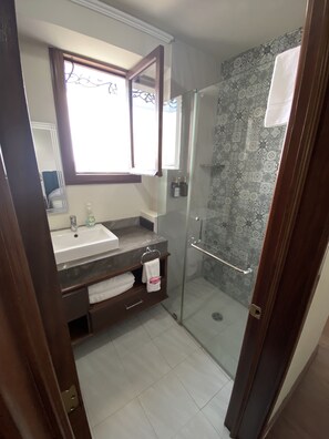 Junior Room | Bathroom | Free toiletries, hair dryer - Cantera Real Hotel (Morelia)